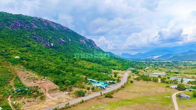 Bán gấp lô đất mặt tiền DT702 28m, đối diện Vịnh Cam Ranh,giá Chỉ 2ty2