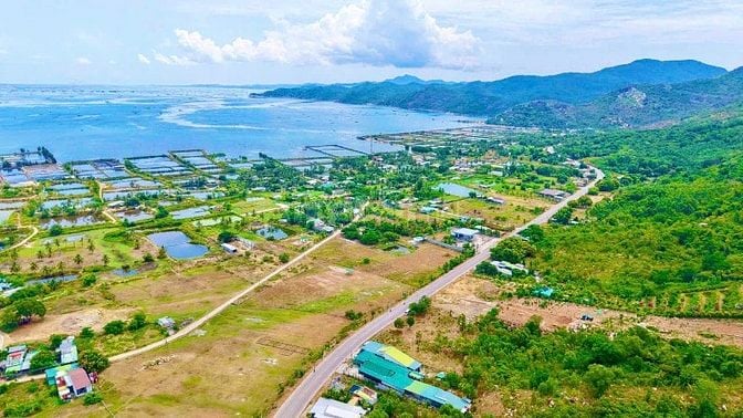 Bán gấp lô đất mặt tiền DT702 28m, đối diện Vịnh Cam Ranh,giá Chỉ 2ty2