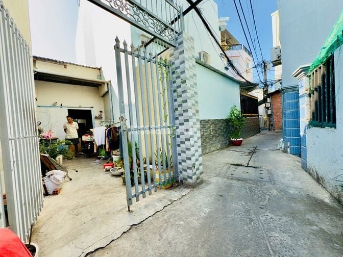 3ty680 nhà cũ diện tích khủng 4x20 Sổ hồng riêng có sân riêng