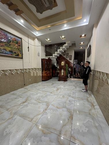 NHÀ MẶT TIỀN 30m . VỊ TRÍ ĐẸP GẦN NGÃ TƯ . NỘI THẤT CAO CẤP VÀO Ở NGAY