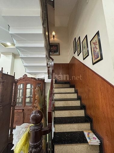 NHÀ MẶT TIỀN 30m . VỊ TRÍ ĐẸP GẦN NGÃ TƯ . NỘI THẤT CAO CẤP VÀO Ở NGAY