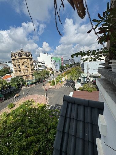NHÀ MẶT TIỀN 30m . VỊ TRÍ ĐẸP GẦN NGÃ TƯ . NỘI THẤT CAO CẤP VÀO Ở NGAY