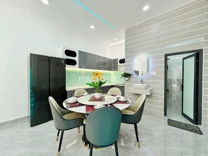 NHÀ VIP NỞ HẬU Đ. PHẠM VĂN CHÍ Q6, GẦN UBND QUẬN 6. DT: 81,6M2/ SỔ SẴN