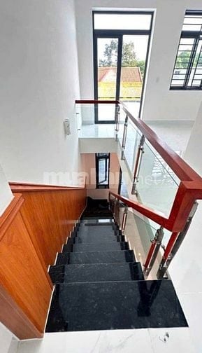 Cần tiền trả nợ bán gấp nhà 1 trệt 1 lầu ở Củ Chi giá 895 triệu.