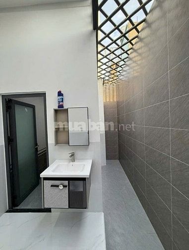 Cần tiền trả nợ bán gấp nhà 1 trệt 1 lầu ở Củ Chi giá 895 triệu.