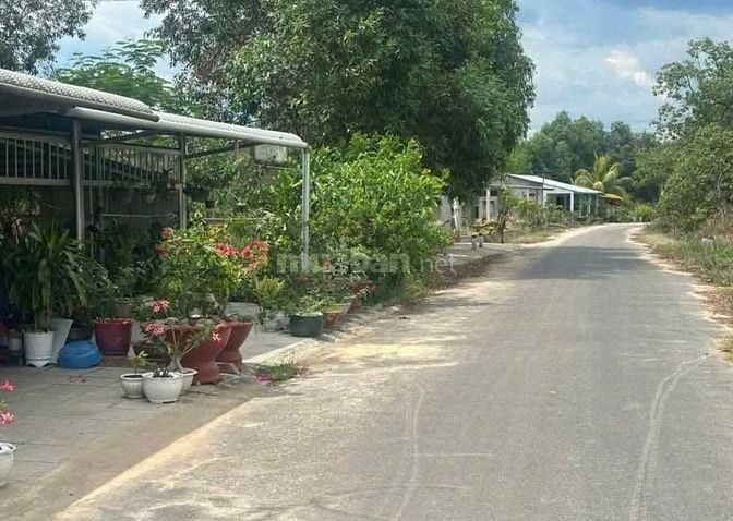 cần bán lại căn nhà 213m2 ở Phước Hiệp - Củ Chi giá 580 triệu.