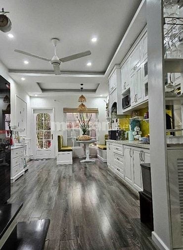 Chính chủ bán nhà Nguyễn Đình Hoàn, DT 90m2, gần mặt phố, nhà thật
