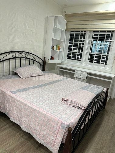 Chính chủ bán nhà Nguyễn Đình Hoàn, DT 90m2, gần mặt phố, nhà thật