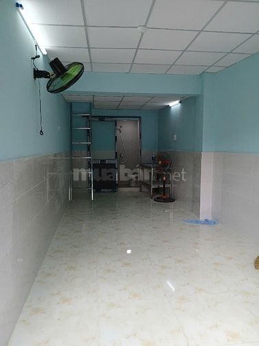 Cho thuê mặt bằng hơn 20m, mặt tiền đường Bùi Đình Túy, ngay ngã 3
