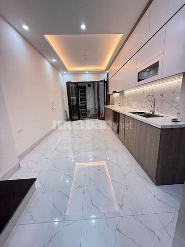 Bán nhà ngõ 299 Đền Lừ 40mx5 tầng thang máy mới xây ngõ 2,8m gần đường