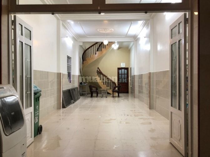 Phòng trọ mới xây,công viên trước mặt,có chỗ để xe hơi,chỗ tiếp khách 