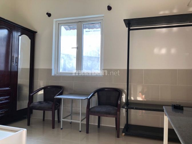 Phòng trọ mới xây,công viên trước mặt,có chỗ để xe hơi,chỗ tiếp khách 