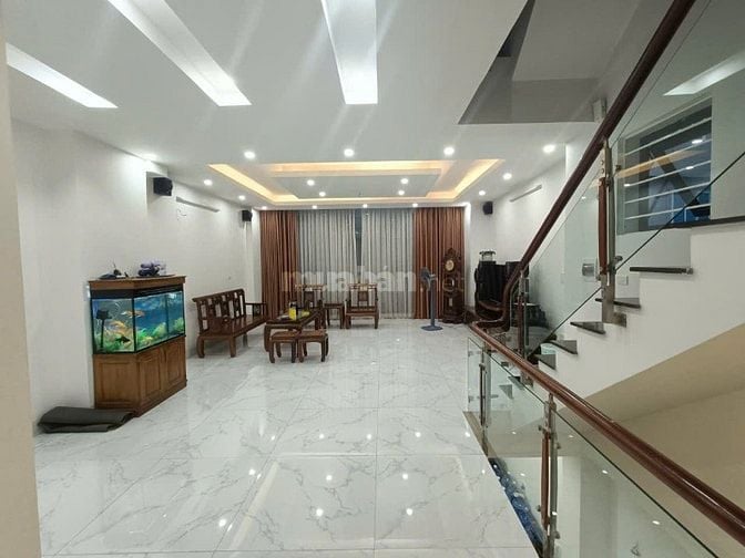 Chính chủ bán nhà 5 tầng ngõ 11 Việt Hưng ngay cạnh Vinhome Riverside