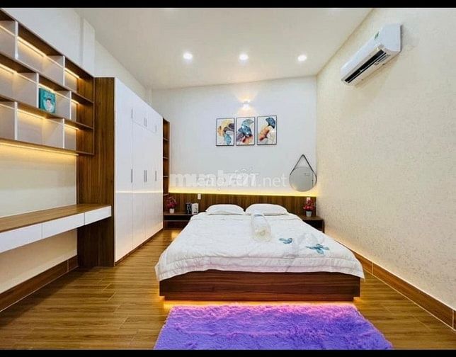 Nhà mới dọn vào ở ngay đường Hoà Hưng. Gần trường Lê Thị Riêng