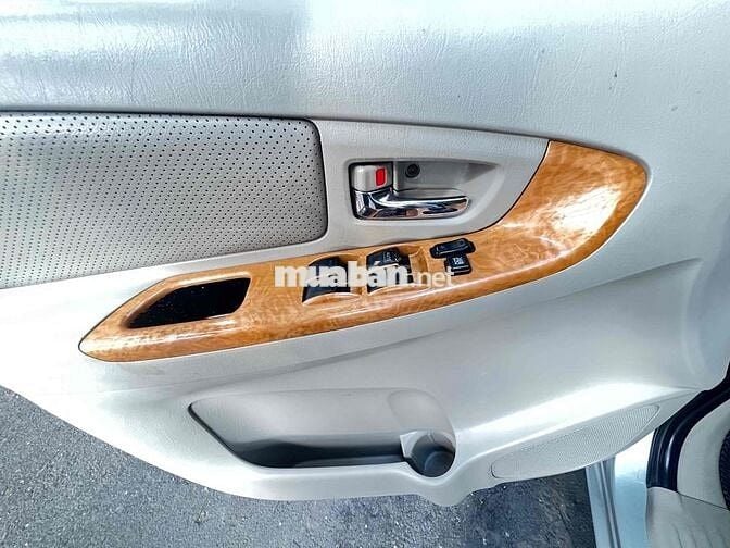 Toyota Innova 2011 G - 120000 km