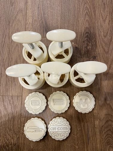 Khuôn bánh nhựa tạo hình logo theo yêu cầu