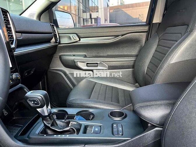 Ford Everest Sport 2023 màu xanh hiếm 1 chủ