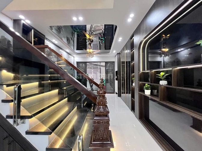 Bán nhà dân xây mới có thang máy. giá 7,5 tỷ