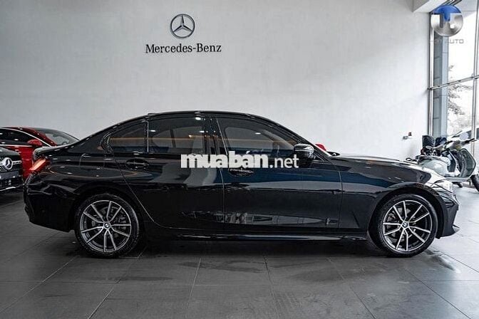 BMW 3 Series 2023 320i Sport Line - 15000 km