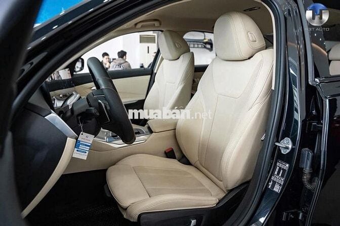 BMW 3 Series 2023 320i Sport Line - 15000 km