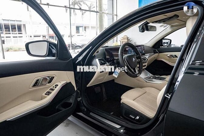 BMW 3 Series 2023 320i Sport Line - 15000 km