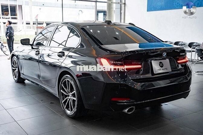 BMW 3 Series 2023 320i Sport Line - 15000 km