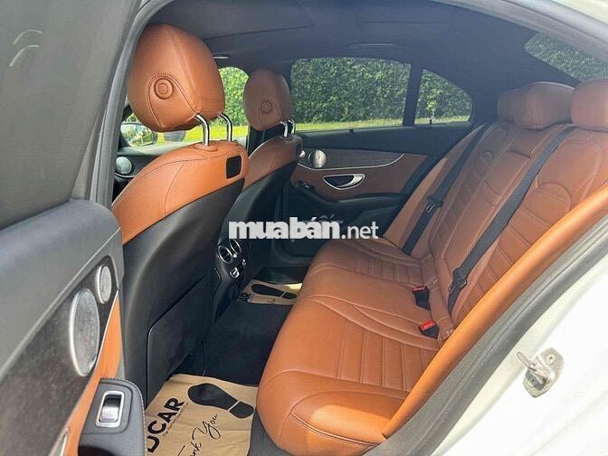 Mercedes-Benz C300 trắng/nâu sx2020