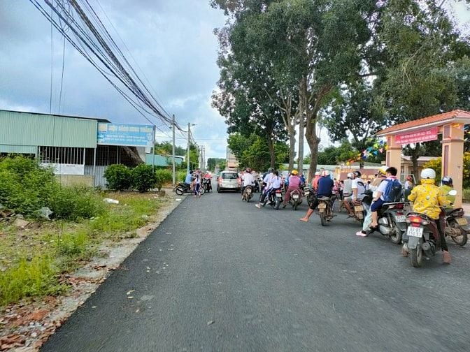 Bán Gấp 2 Lô 10x41=410m2 Sổ Riêng Sát Chợ, Dân Cư Đông Giá 290 Triệu