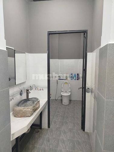 cho thuê nhà mặt tiền 165m2 đúc 1 tầng
