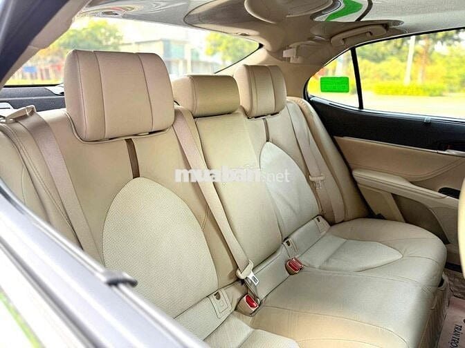 Toyota Camry 2.0Q trắng/kem 2023 siêu siêu lướt