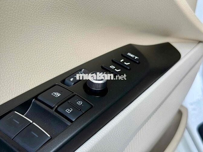 Toyota Camry 2.0Q trắng/kem 2023 siêu siêu lướt
