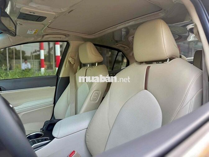 Toyota Camry 2.0Q trắng/kem 2023 siêu siêu lướt