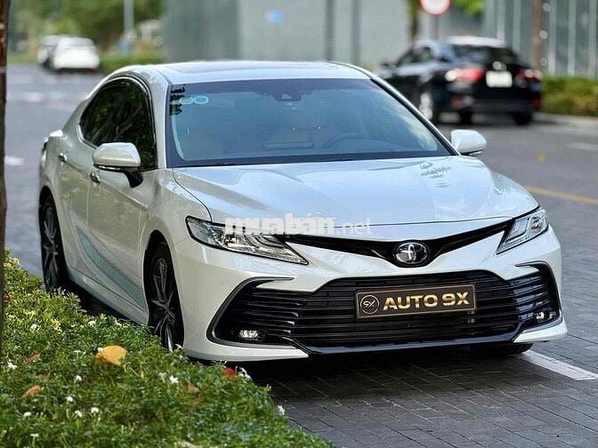 Toyota Camry 2.0Q trắng/kem 2023 siêu siêu lướt