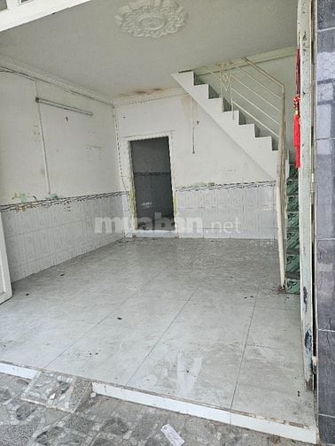 4 x 12. Có sân để xe . Hẻm thoáng mát. Dân cư thân thiện 