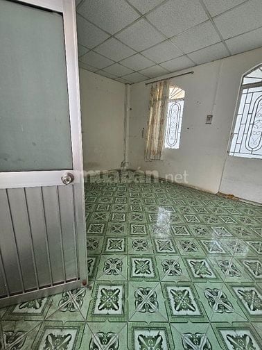 4 x 12. Có sân để xe . Hẻm thoáng mát. Dân cư thân thiện 