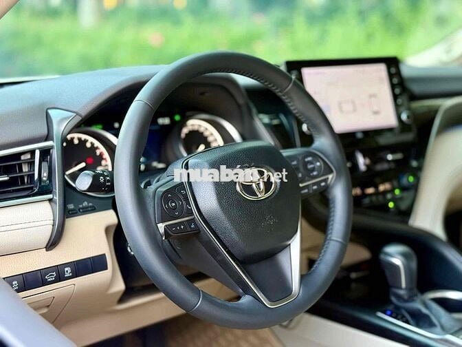 Toyota Camry 2.0Q trắng/kem 2023 siêu siêu lướt