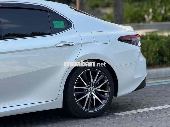 Toyota Camry 2.0Q trắng/kem 2023 siêu siêu lướt