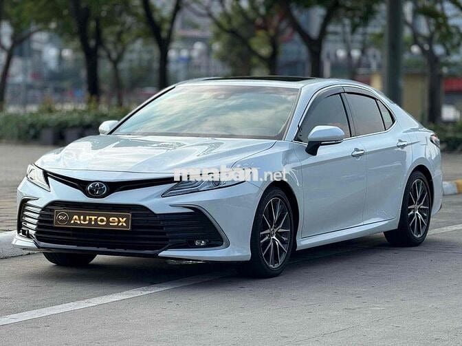 Toyota Camry 2.0Q trắng/kem 2023 siêu siêu lướt