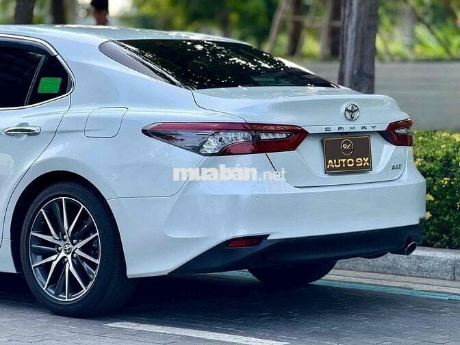 Toyota Camry 2.0Q trắng/kem 2023 siêu siêu lướt