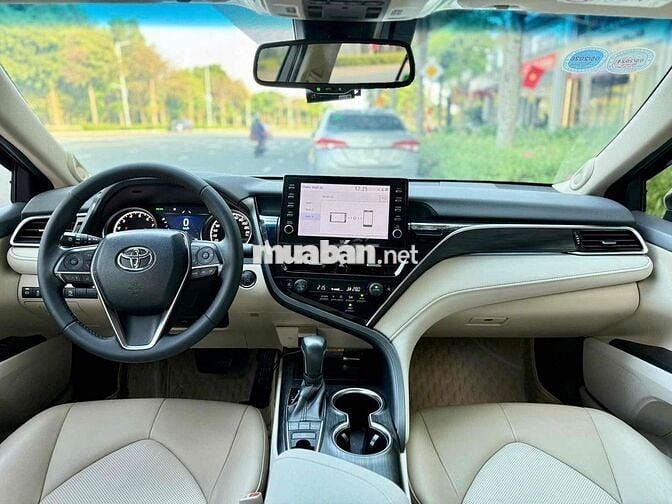 Toyota Camry 2.0Q trắng/kem 2023 siêu siêu lướt