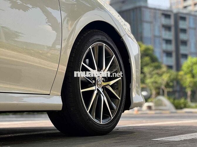 Toyota Camry 2.0Q trắng/kem 2023 siêu siêu lướt