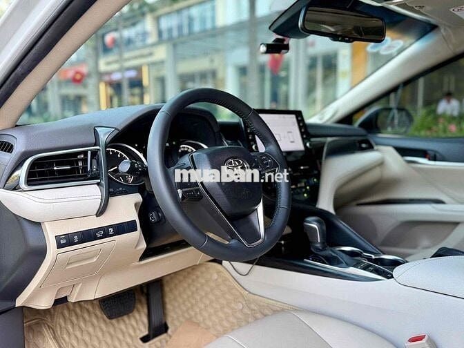 Toyota Camry 2.0Q trắng/kem 2023 siêu siêu lướt