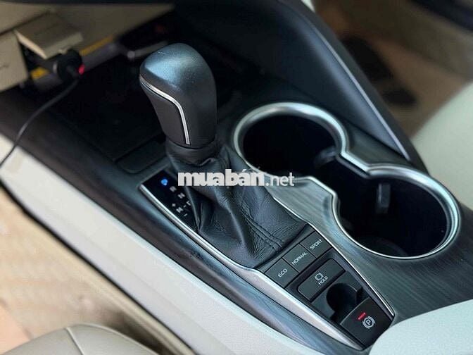 Toyota Camry 2.0Q trắng/kem 2023 siêu siêu lướt