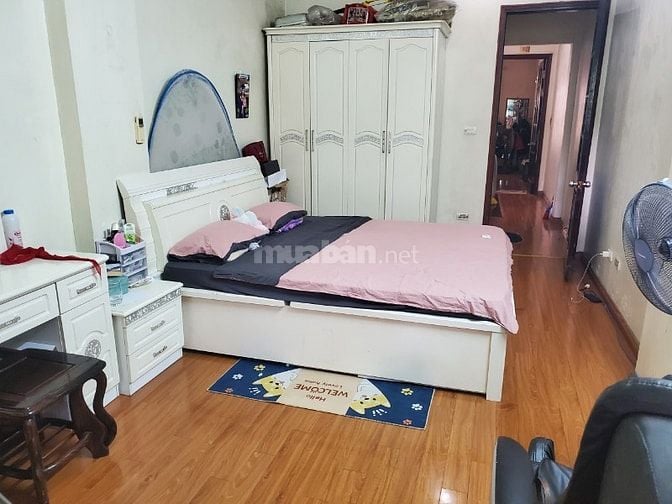 Cho thuê nhà 4 ngủ tại mặt phố Nguyễn Khoái, HBT HN, ở và KD tốt