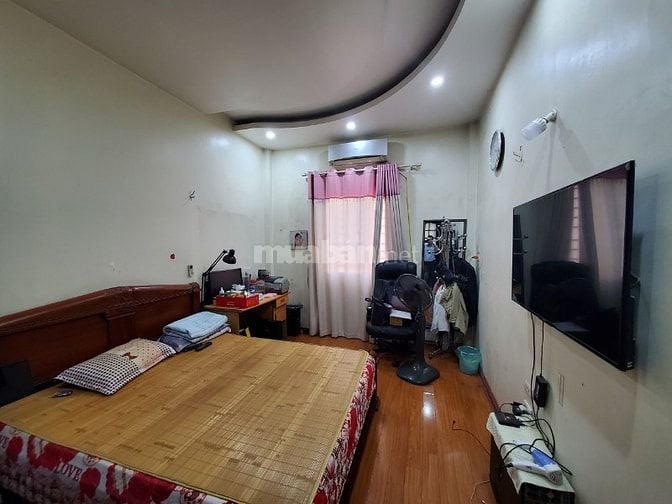 Cho thuê nhà 4 ngủ tại mặt phố Nguyễn Khoái, HBT HN, ở và KD tốt