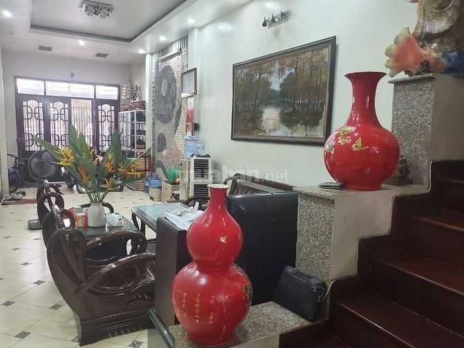 Cho thuê nhà 4 ngủ tại mặt phố Nguyễn Khoái, HBT HN, ở và KD tốt
