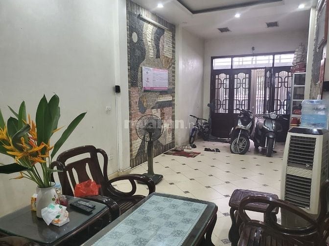 Cho thuê nhà 4 ngủ tại mặt phố Nguyễn Khoái, HBT HN, ở và KD tốt