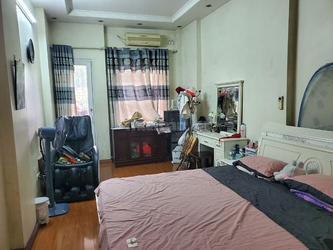 Cho thuê nhà 4 ngủ tại mặt phố Nguyễn Khoái, HBT HN, ở và KD tốt