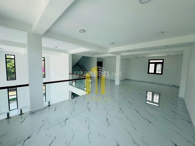 BIỆT THỰ VĂN PHÒNG SÀN TRỐNG GIÁ 90 TRIỆU - THANG MÁY