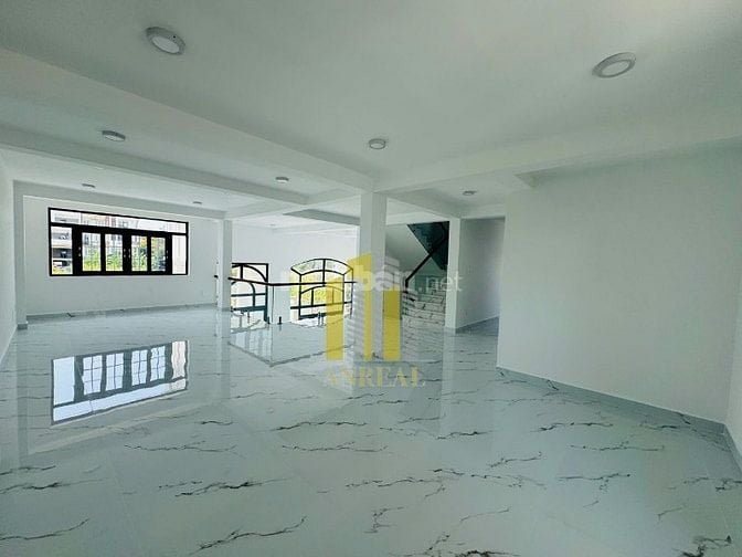 BIỆT THỰ VĂN PHÒNG SÀN TRỐNG GIÁ 90 TRIỆU - THANG MÁY